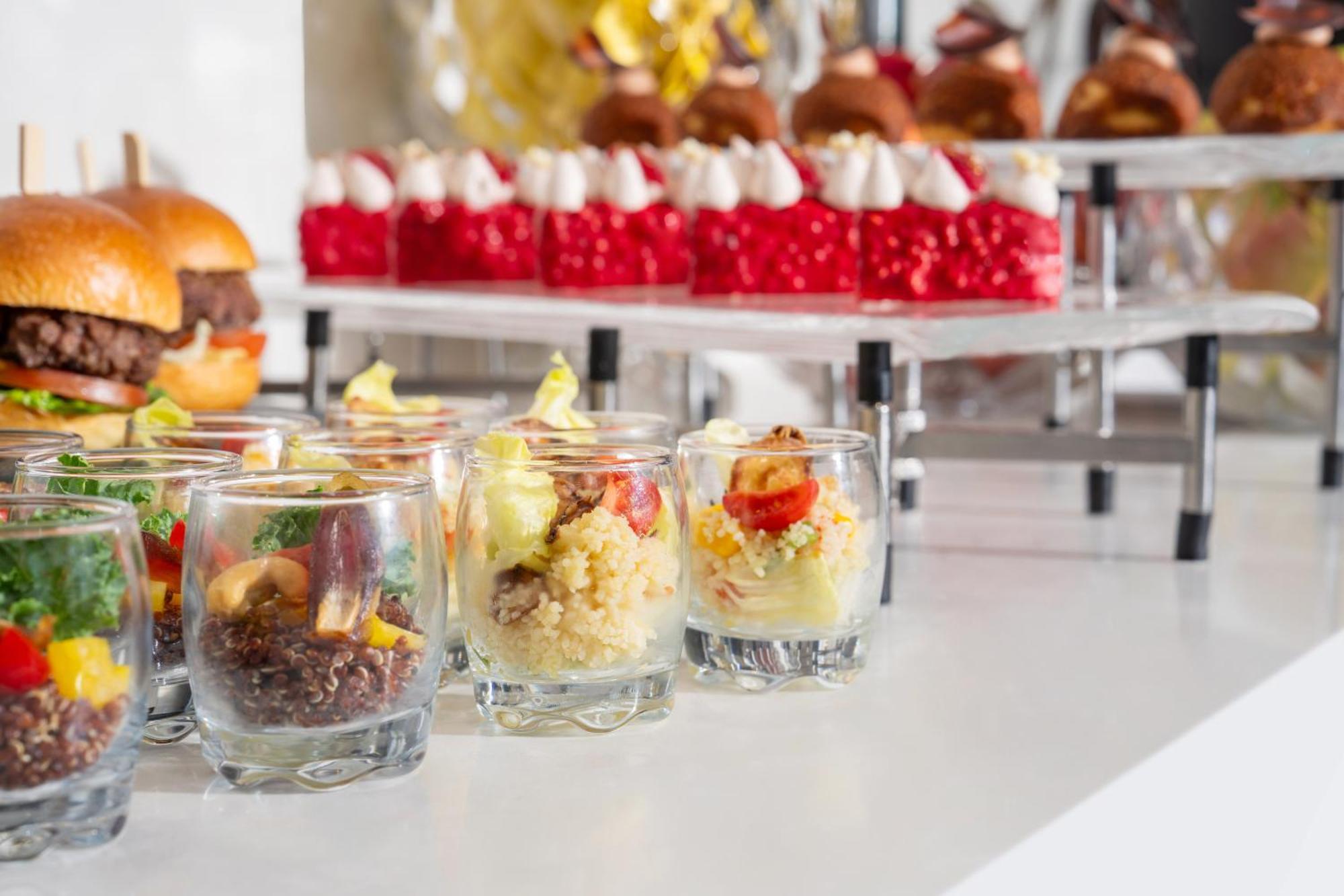 Park Rotana Abu Dhabi Otel Dış mekan fotoğraf A selection of finger food