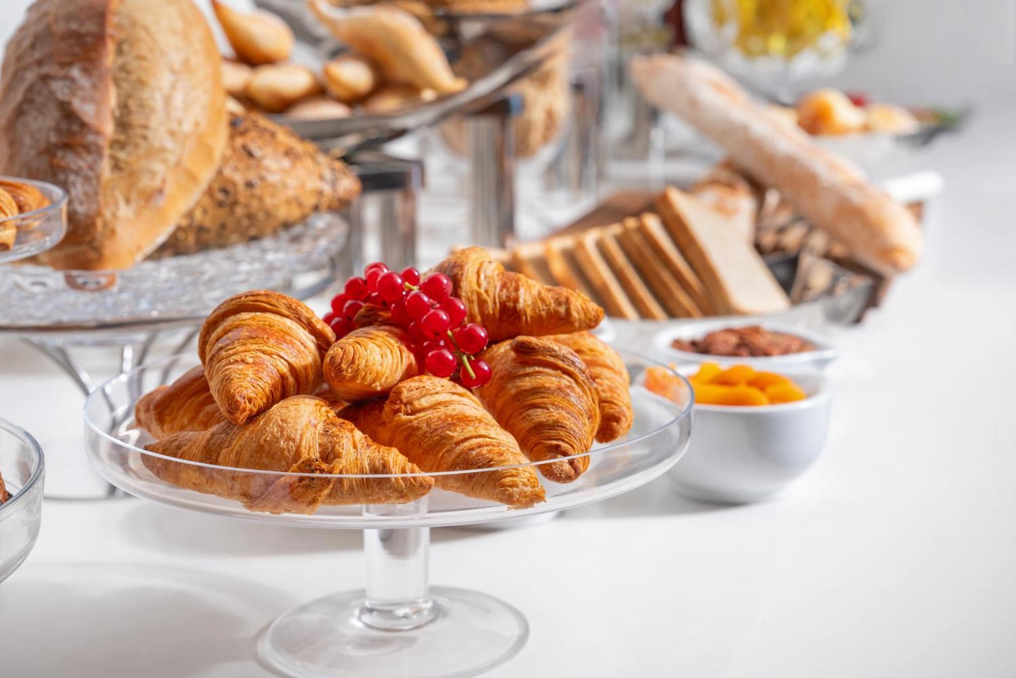 Park Rotana Abu Dhabi Otel Dış mekan fotoğraf Croissants