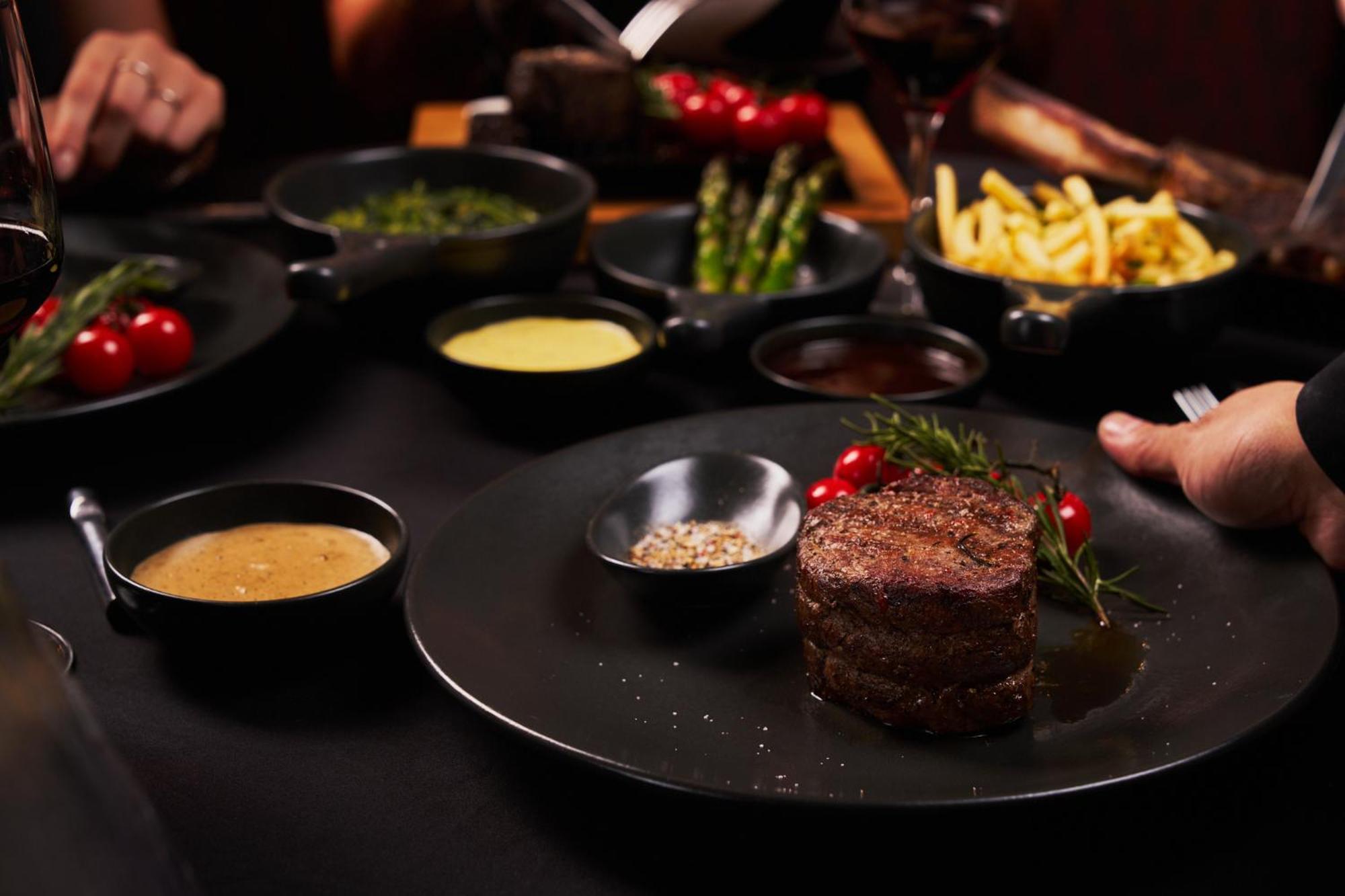 Park Rotana Abu Dhabi Otel Dış mekan fotoğraf A steak with sides